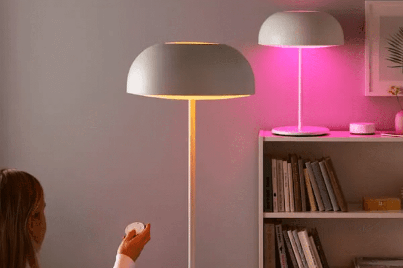 Man sieht verschiedene IKEA Fertiglampen auf einem Tisch nebeneinander stehen.